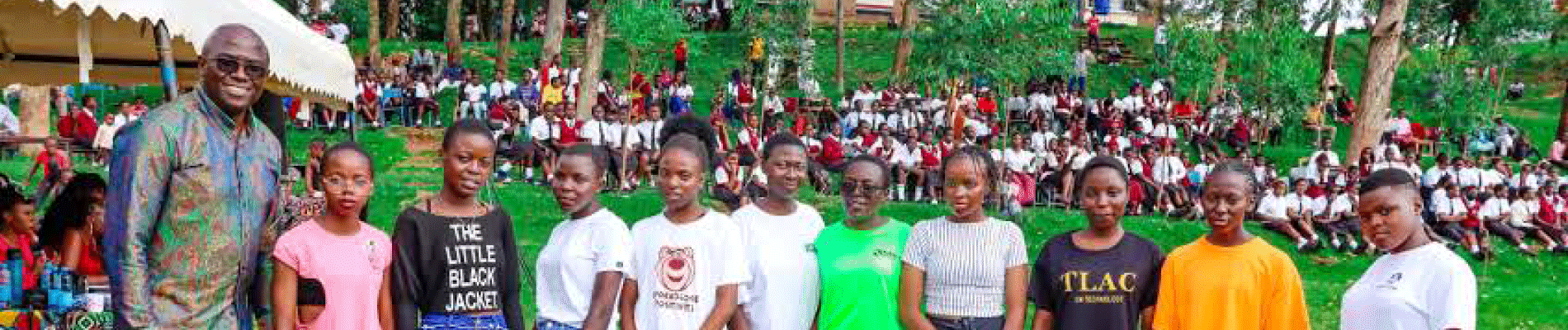 Humphrey-Muchuma-giving-to-children's-home-4