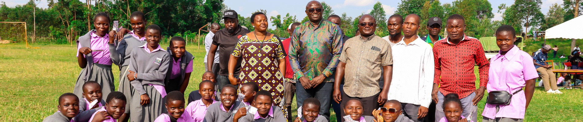 Humphrey-Muchuma-giving-to-children's-home-4